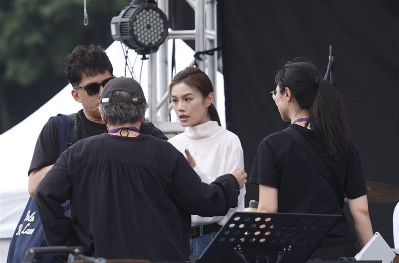 男子全程護送朱海君，緊抓並摟著她快步經過媒體。（圖／記者鄭孟晃攝影）