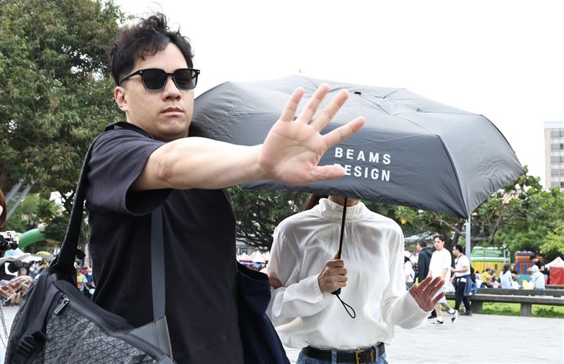 朱海君遭傳離婚NONO後現身演出，經紀人出手阻擋媒體訪問。（圖／記者鄭孟晃攝影）