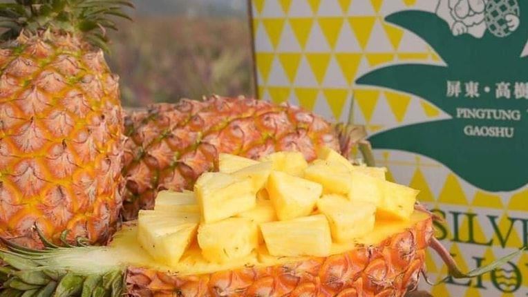 以「金蜜」為品牌的屏東金鑽鳳梨,以其金黃的外表和香甜的黑糖風味,在日本逐漸擄獲廣大客群。(圖/翻攝自銀獅農莊粉專)
