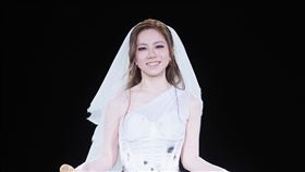 鄧紫棋在台北大巨蛋穿著婚紗唱歌。（圖／Live Nation Taiwan提供）