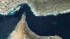 荷莫茲海峽為掌控全球約五分原油的航運要道，也成了戰爭中伊朗能夠依破美國就範的有力籌碼。（圖／翻攝自X平台 @MarioNawfal）