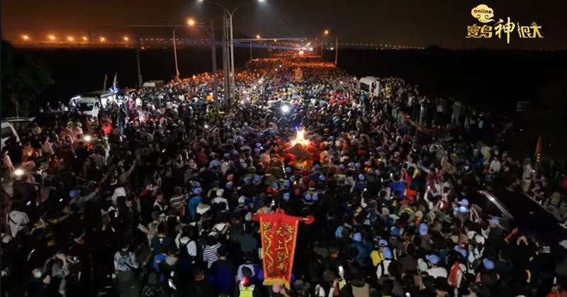 壯觀人潮簇擁大甲媽鑾轎前行(歷年回顧)。(圖/寶島神很大)