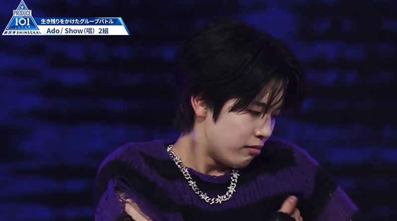 AKIRA在結尾妖精橋段中，做出用手觸碰腋下，然後拿到鼻子前聞一聞，隨後露出嫌棄表情，又突然燦笑比出愛心。（圖／翻攝自X平台 @_LAPONE_ENT_）