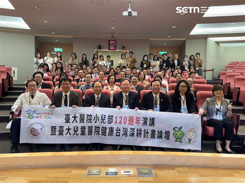 衛福部長石崇良(前排右3)跟與會者合影。(圖/記者簡浩正攝影)