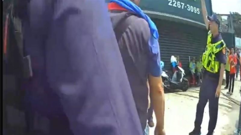 新北土城廟會遶境活動,現場疑因發生碰撞,兩派進香隊伍爆發衝突,員警隨即對空鳴槍制止。(圖/翻攝畫面)