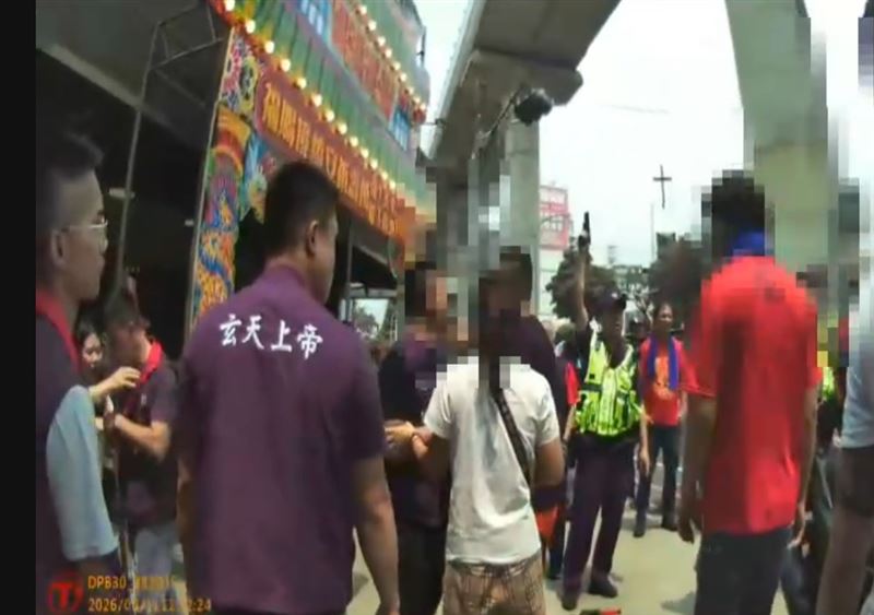 新北土城廟會遶境活動,現場疑因發生碰撞,兩派進香隊伍爆發衝突,員警隨即對空鳴槍制止。(圖/翻攝畫面)