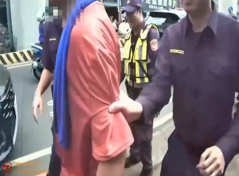 新北土城廟會遶境活動,現場疑因發生碰撞,兩派進香隊伍爆發衝突,員警隨即對空鳴槍制止。(圖/翻攝畫面)