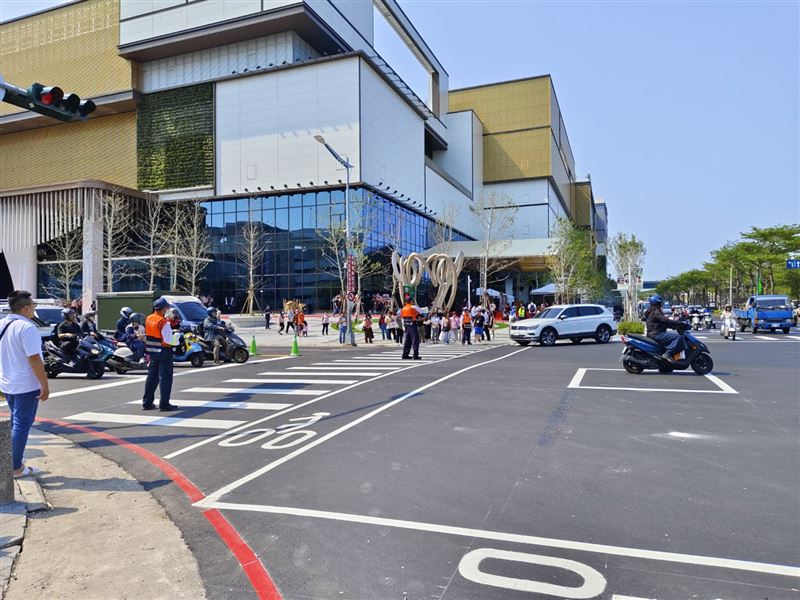 「漢神洲際購物廣場」昨(10)日開幕首日業者預估現場湧入5萬人。(圖/翻攝畫面)