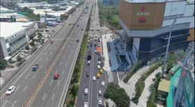 台中漢神人潮擠爆！週未湧入大批車輛　台中警「斷流」機制全面啟動（圖／翻攝畫面）