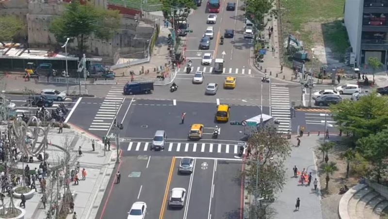 「漢神洲際購物廣場」週末假日吸引大量人潮及車潮。(圖/翻攝畫面)