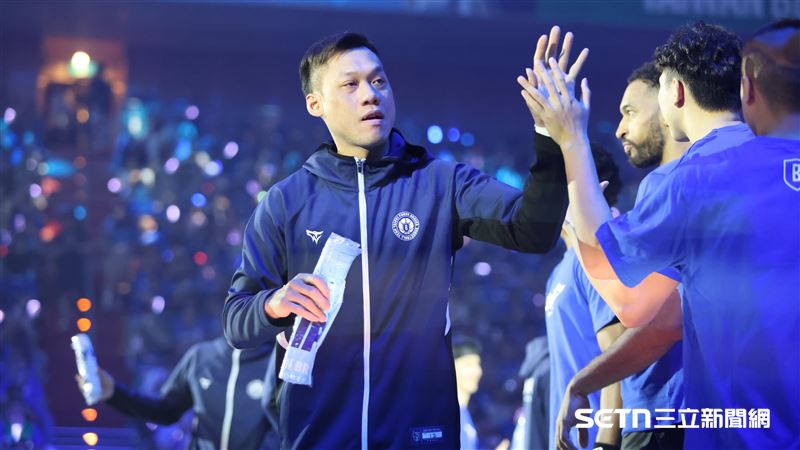 小巨蛋一片藍海 許總看野獸引退賽創先例