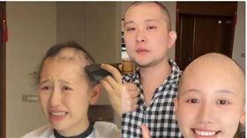 一栗小莎子最新影片中因為化療剃光頭，老公也陪她一起理光頭。（圖／翻攝自抖音）
