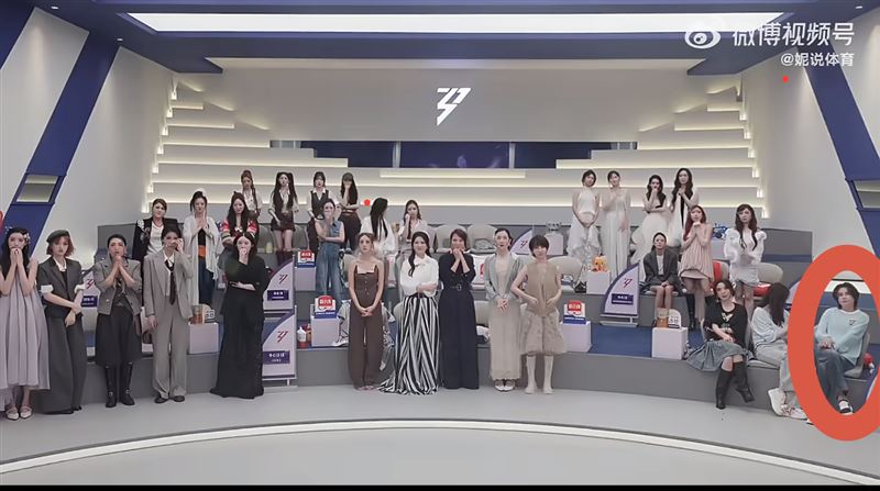 王濛(紅圈)在選手起立鼓掌時拒絕配合,一旁隊友也陪她坐著。(圖/翻攝自微博)