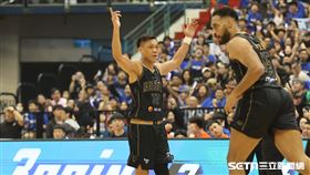 林志傑引退賽G1，富邦勇士林志傑投進三分球高舉雙手。（圖／記者劉彥池攝影）