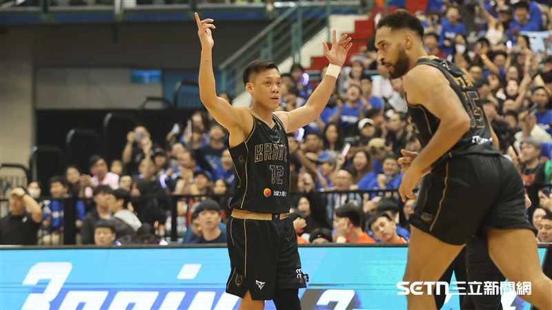 林志傑引週,富邦勇士林志傑投進三分球高舉雙手。(圖/記者劉彥池攝影)