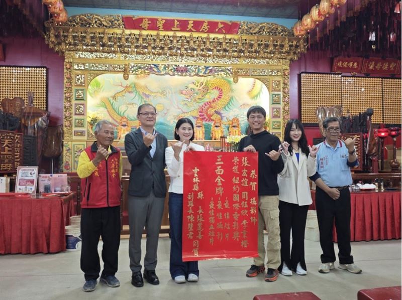 張宏誼與導演李秉橙、製片周鈺欣於六房媽紅壇合影。(圖/翻攝自張宏誼臉書)