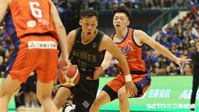 林志傑引退賽G1，富邦勇士林志傑帶球切入。（圖／記者劉彥池攝影）