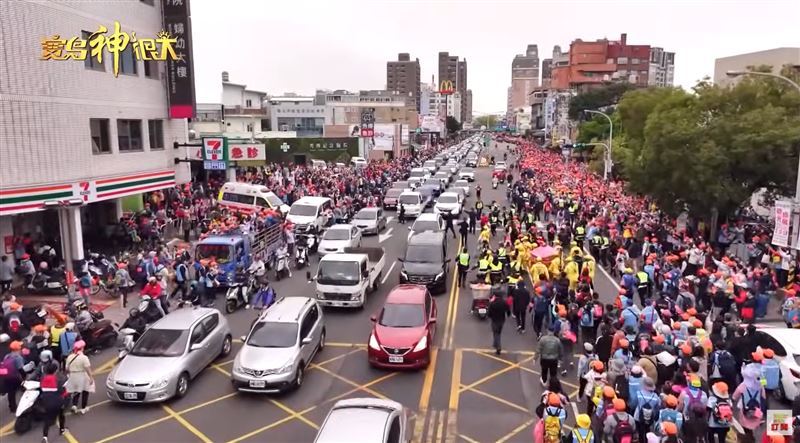 數十萬信眾隨行參與進香,要留意行路安全。(示意圖/寶島神很大)
