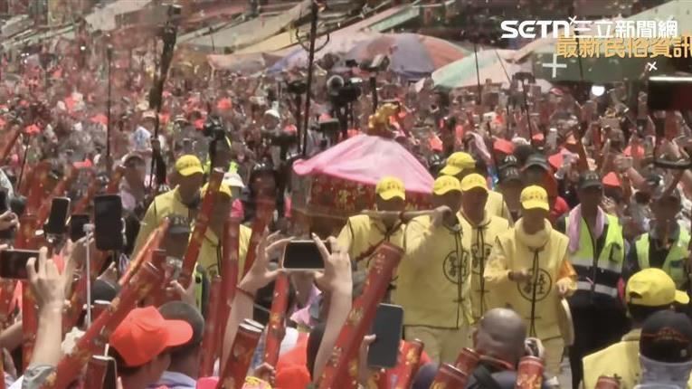 追隨媽祖注意不要擋住媽祖行進路線。(示意圖/寶島神很大)