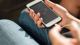 近期有大陸民眾上網抱怨，在電商平台購買標榜「120W」的高功率充電器，使用後充電速度異常緩慢，質疑廠商虛報功率。（示意圖／Pixabay）