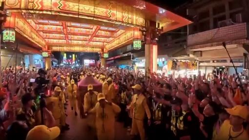 粉紅超跑準備啟程　信眾廟前發痠痛貼結緣