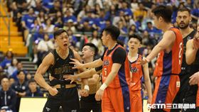 林志傑引退賽G1，富邦勇士林志傑和璞園領航猿洋將阿提諾發生口角。（圖／記者劉彥池攝影）