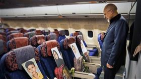 伊朗議長卡利巴夫帶著遇難孩童的遺照隨行，赴巴基斯坦和美國談判。(圖／取自X@mb_ghalibaf)