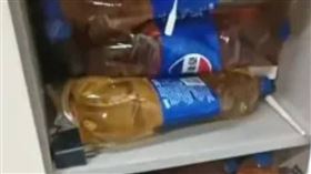 賈姓女房東在拖欠房租的租客房內，發現大量裝滿尿液的寶特瓶。（圖／翻攝自網易新聞）