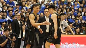林志傑引退賽G1，富邦勇士林志傑和洪楷傑握手。（圖／記者劉彥池攝影）