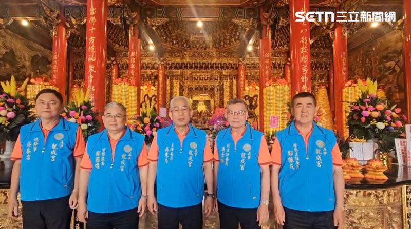 龍成宮主委吳東居(中)歡迎四媽祖蒞臨。（圖／翻攝畫面）