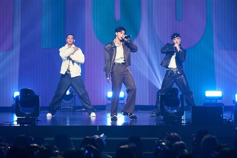 Ozone已退伍的林煥鈞和周祖安以及黃文廷首次以三人分隊組合登上演出舞台。（圖／索尼音樂提供）