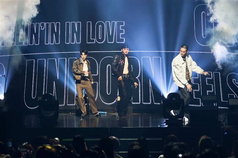 Ozone已退伍的林煥鈞和周祖安以及黃文廷首次以三人分隊組合登上演出舞台。（圖／索尼音樂提供）