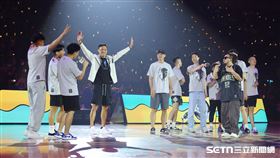 林志傑引退賽G1，歌手Matzka和勇士球員合唱《一朵花》。（圖／記者劉彥池攝影）