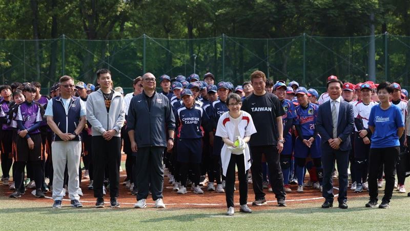 企聯女壘開幕戰登場!副總統蕭美琴親開球