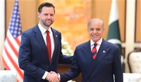 美國副總統范斯（左）會見巴國總理夏立夫（右）。（圖／翻攝自巴基斯坦首相辦公室X）