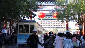 中共建政75年  經濟復甦成大挑戰（1）今年是中共建政75年，相比5年前治理香港出現反送中運動，中國眼下最大的難題是經濟復甦不如預期。圖為今年中國十一假期期間，北京前門大街的正陽門掛上寫著「國慶」兩字的紅燈籠，以及中國居民在徒步街逛街。中央社記者呂佳蓉北京攝 113年10月3日