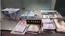 大陸一名40多歲汪姓女子從日本旅遊帶回大量成人漫畫，遭海關當場攔獲，其中244本被認定是淫穢物品，最終汪女被依走私淫穢物品判處有期徒刑1年6個月，緩刑2年，並處罰金人民幣1萬元（約新台幣4.5萬元）。（圖／翻攝自微博／南方都市報）