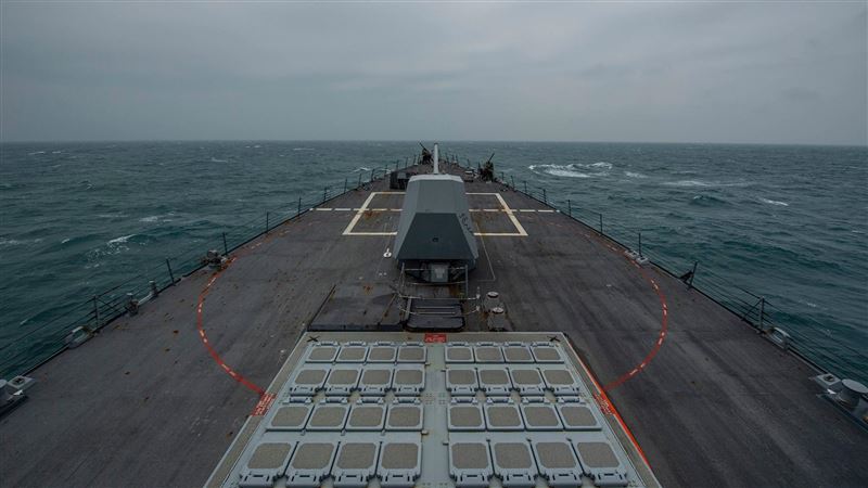 川普喊清理荷莫茲海峽！首次有美軍艦通過