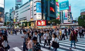 網友抱怨帶父母去日本玩，沒想到父母不斷無視規定接連脫序，讓他覺得很丟臉。（示意圖／pixabay）