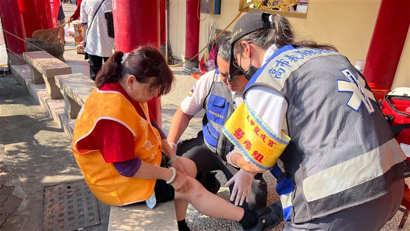 龍德宮遶境抵鳳山　救護義消熱血接力