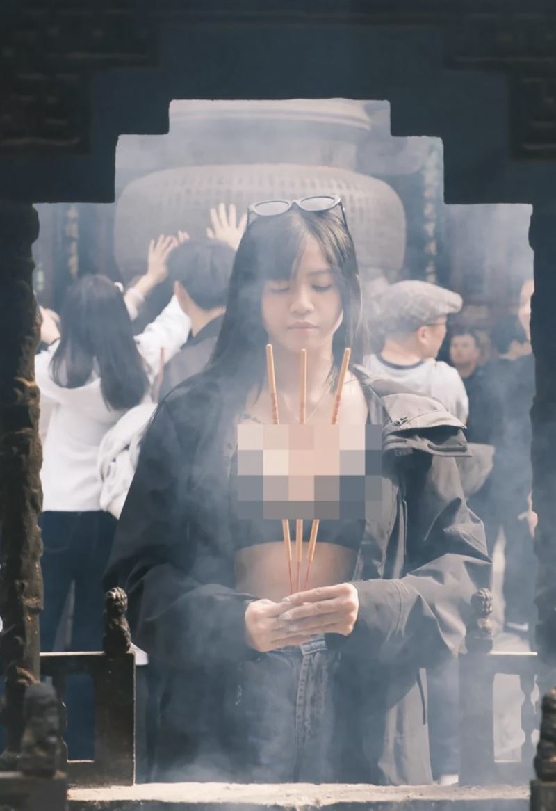 網紅Junee寺廟參拜時大露乳溝，甚至連香都沒點燃。（圖／翻攝自Threads）