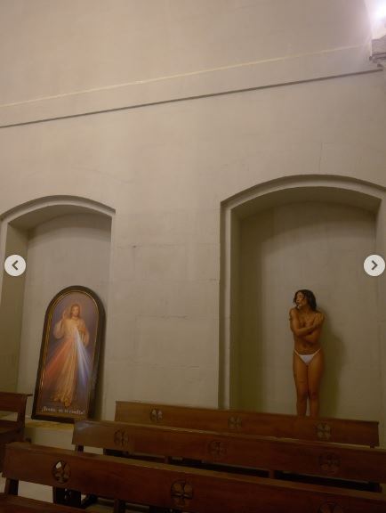 托姬莎進入教堂脫到半裸拍MV。（圖／翻攝自IG）