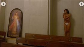 托姬莎進入教堂脫到半裸拍MV。（圖／翻攝自IG）