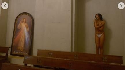 女星教堂「脫到半裸」拍MV 教會氣炸喊告