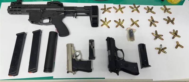 警方在車內搜出1把長槍、2把短槍、60多發子彈及二級毒品依托咪脂等證物。（圖／翻攝畫面）