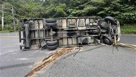 新北石碇北宜路29.6公里處，發生一起大貨車翻車事故。（圖／翻攝畫面）