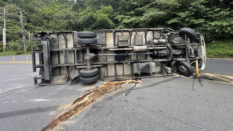 北宜路車禍!貨車翻覆「油漏滿地」畫面曝