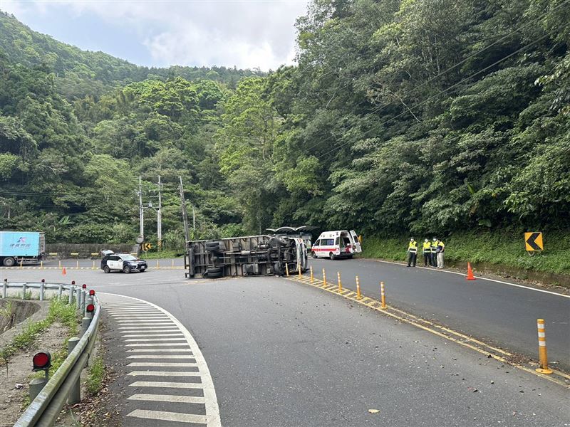 新北石碇北宜路29.6公里處，發生一起大貨車翻車事故。（圖／翻攝畫面）