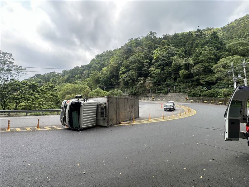 新北石碇北宜路29.6公里處，發生一起大貨車翻車事故。（圖／翻攝畫面）