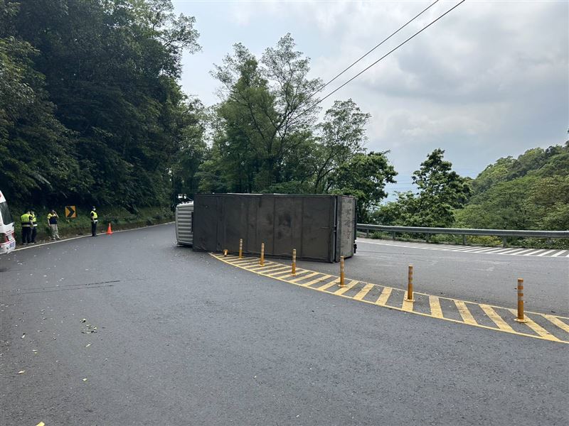 新北石碇北宜路29.6公里處，發生一起大貨車翻車事故。（圖／翻攝畫面）